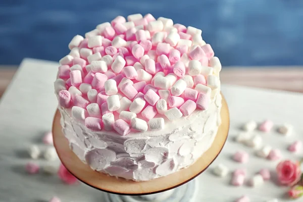 Leckerer Kuchen mit Marshmallows auf Holztisch — Stockfoto