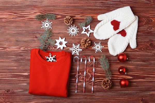 赤いセーター、ミトン、木製の背景にクリスマス装飾 — ストック写真
