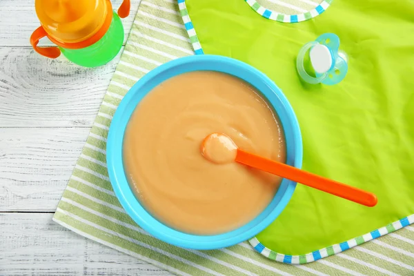 건강 한 아기 음식을 테이블에 격판덮개. 아이 먹이 개념 — 스톡 사진