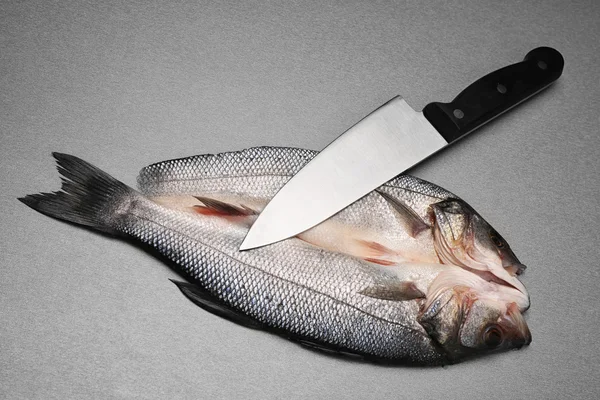 Peixes frescos com faca na mesa — Fotografia de Stock