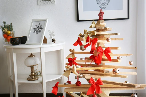 Arbre de Noël créatif dans le salon intérieur — Photo