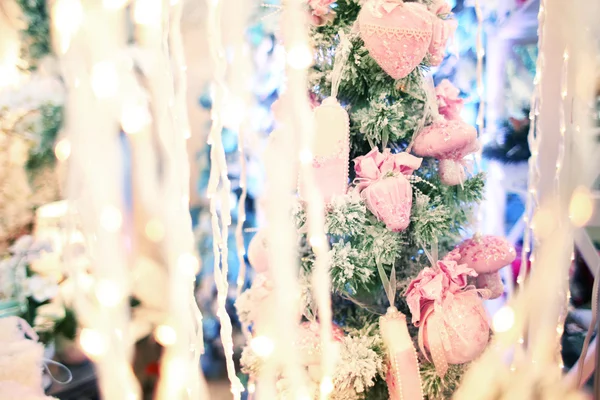 Díszített karácsonyfa bevásárlóközpontban — Stock Fotó
