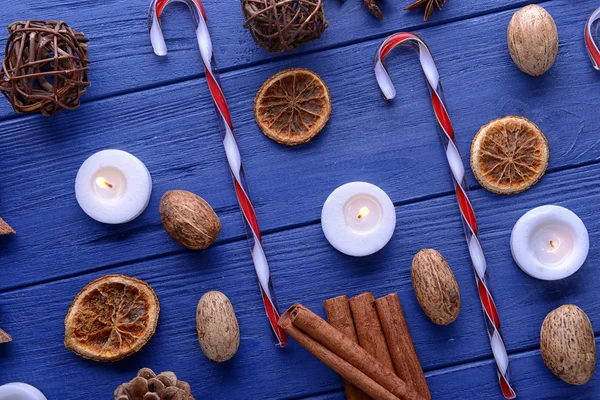 Kerst samenstelling van natuurlijke decor op blauwe houten achtergrond — Stockfoto