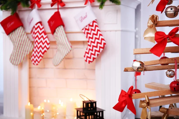 Kreativní vánoční strom v interiéru obývacího pokoje — Stock fotografie