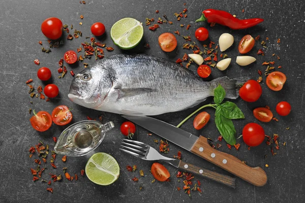 Pesce crudo con spezie in tavola — Foto Stock