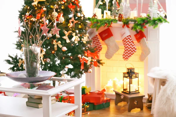 Open haard in mooie woonkamer ingericht voor Kerstmis — Stockfoto