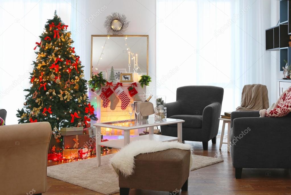 Mysig jul inredning av vardagsrum med vackra granen ...