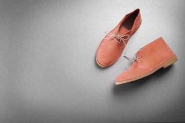 Gri arka plan üzerinde kırmızı ayakkabılar