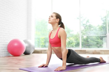 Açık renkli kız pratik gelişmiş yoga