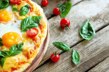 Margarita pizza fesleğen yaprakları ile