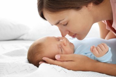 Genç anne ve onu uyuyan bebek portre görünümü kapatın