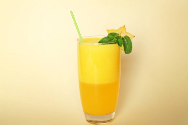 Renk arka plan üzerinde carambola güler yüzlü