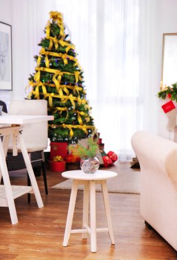 Noel için dekore edilmiş salon