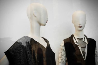 Butik pencerede giyinmiş mankenler