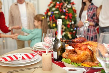 Noel yemeği için servis edilen masanın yakın görüntüsü.