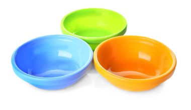 Çocuk beyaz arka plan üzerinde renkli Plastik tabaklar