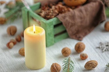 Bulanık arka plan üzerinde mum