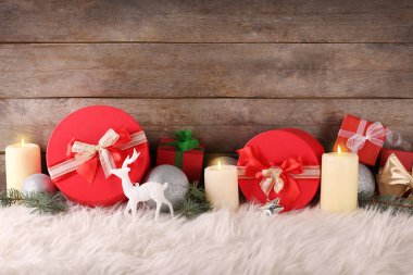 Hediye kutuları ve dekorasyon ahşap arka plan üzerinde Noel kompozisyonu