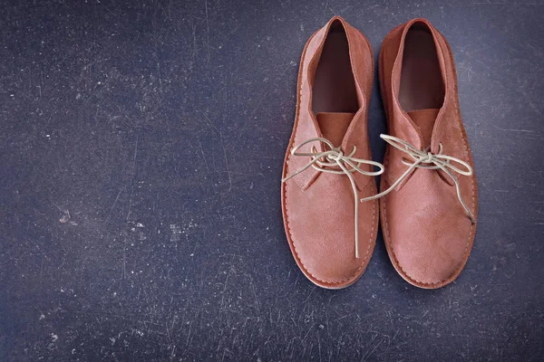 Zapatos rojos sobre fondo gris oscuro —  Fotos de Stock