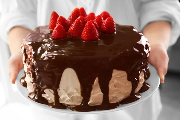 Chef feminino segurando em mãos bolo de caramelo — Fotografia de Stock