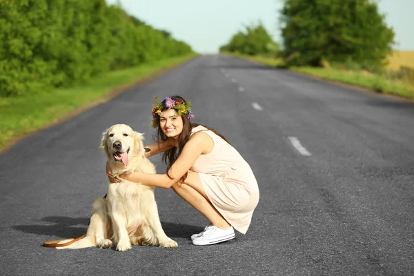 Gadis cantik dengan retriever lucu — Stok Foto