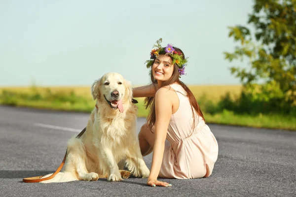 Schöne Mädchen mit niedlichen Retriever — Stockfoto