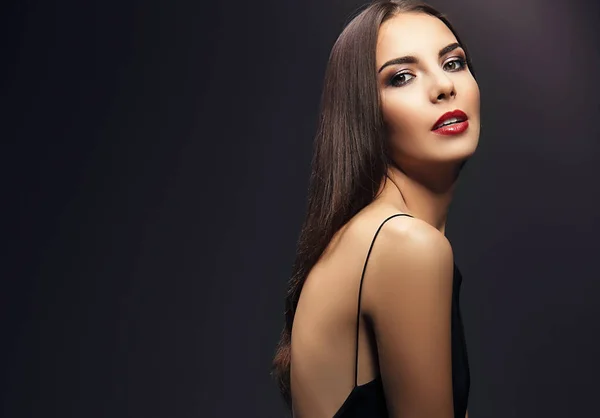 Retrato de belo modelo jovem com maquiagem brilhante no fundo escuro — Fotografia de Stock