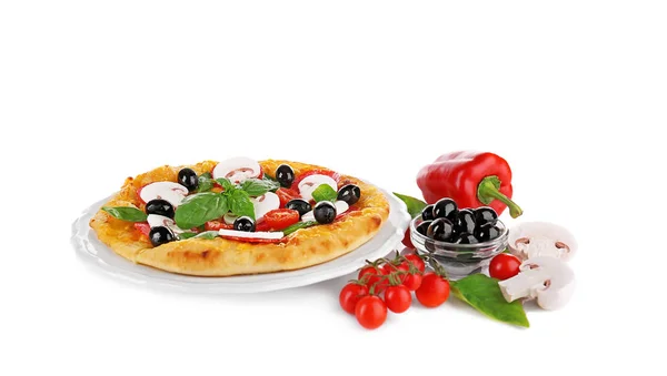 Chutná pizza s houbami, cherry rajčat a oliv na bílém pozadí — Stock fotografie