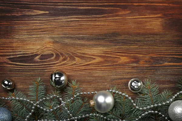 Composición navideña con ramas de abeto y decoración festiva sobre fondo de madera —  Fotos de Stock