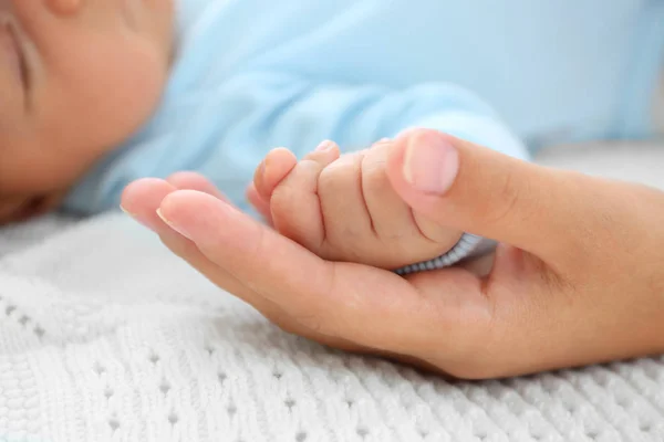 Mutter und Baby Hände, Nahsicht — Stockfoto