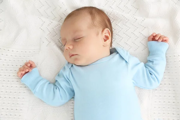 Portré aranyos baba alszik ágytakaró, zár-megjelöl kilátás — Stock Fotó