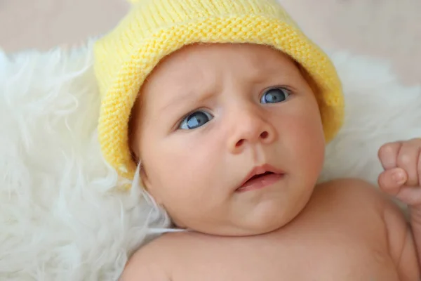 Aranyos baba fekvő fehér bolyhos takaró, zár-megjelöl kilátás — Stock Fotó