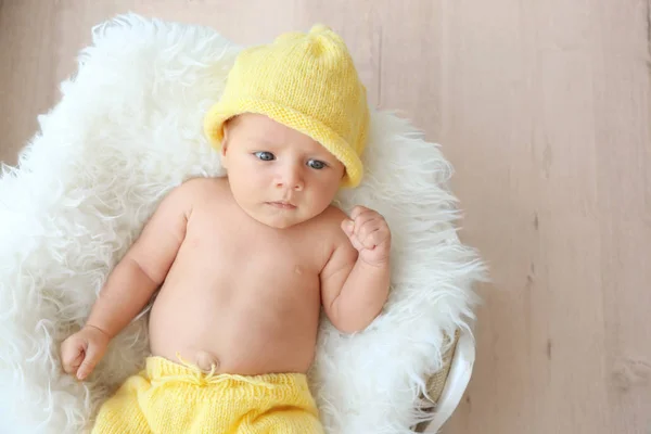 Aranyos baba fekvő fehér bolyhos takaró, fából készült háttér, zár-megjelöl kilátás — Stock Fotó