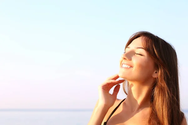 Young woman sunbathing on the sea background — Stock Photo, Image