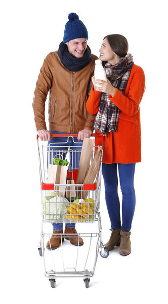 Счастливая пара с металлической тележкой
