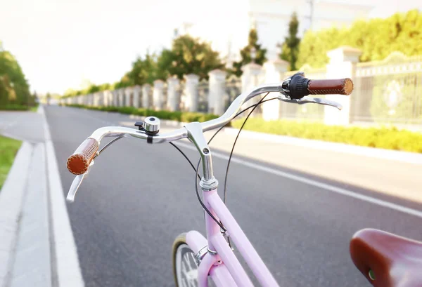 Cykeluthyrning på asfalterad väg, på nära håll se — Stockfoto