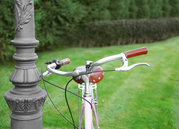 Fahrrad neben Straßenlaterne abgestellt — Stockfoto