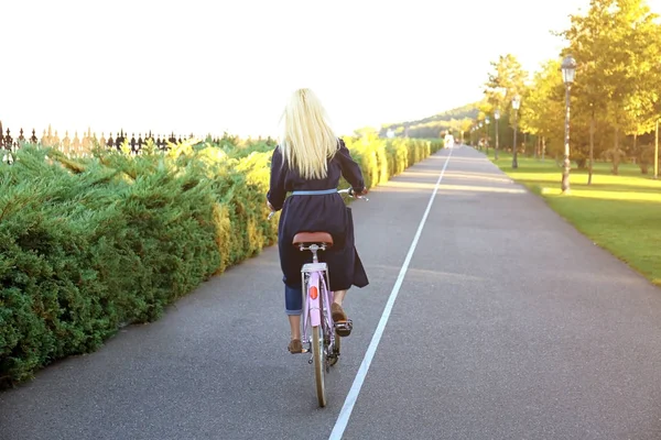 自転車に乗る女 — ストック写真