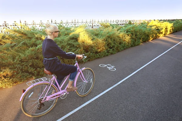Vrouw rijden fiets — Stockfoto