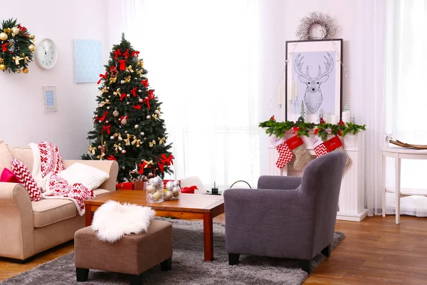 Geschmücktes Weihnachtszimmer mit schönem Tannenbaum — Stockfoto