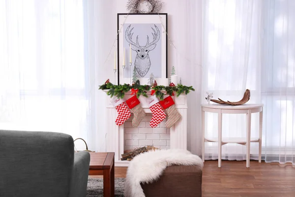 Weihnachtszimmer mit Kamin dekoriert — Stockfoto