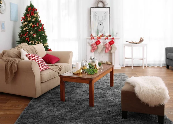 Geschmücktes Weihnachtszimmer mit schönem Tannenbaum — Stockfoto