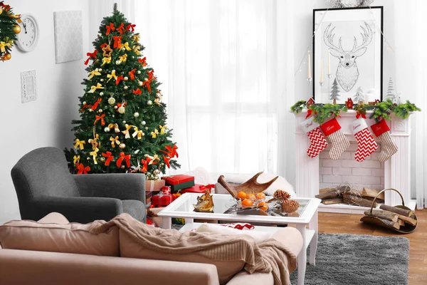 Decorated Christmas room with beautiful fir tree — Stock Photo, Image