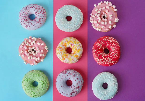 Donuts saborosos com polvilhas — Fotografia de Stock