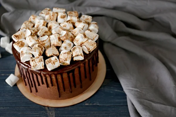 Gâteau au chocolat avec guimauve — Photo