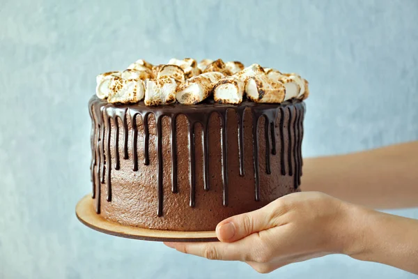 Bolo de chocolate com marshmallow — Fotografia de Stock