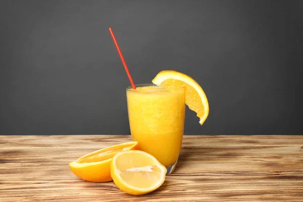 Citrus smoothie op houten tafel — Stockfoto