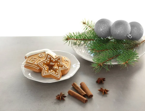 Platos con deliciosas galletas y decoración de Navidad en la mesa — Foto de Stock