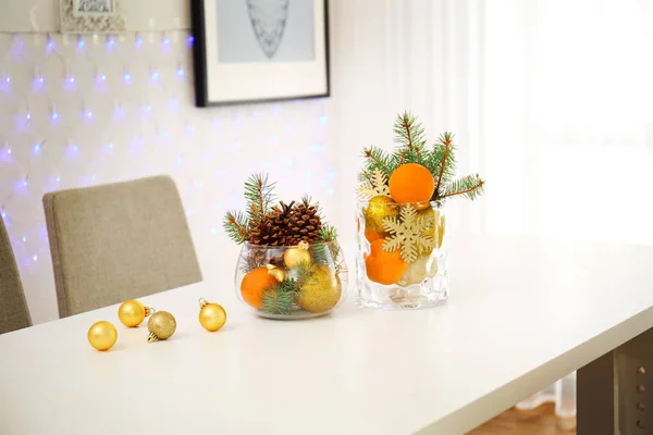 Mesa branca com bela decoração de Natal no fundo borrado — Fotografia de Stock