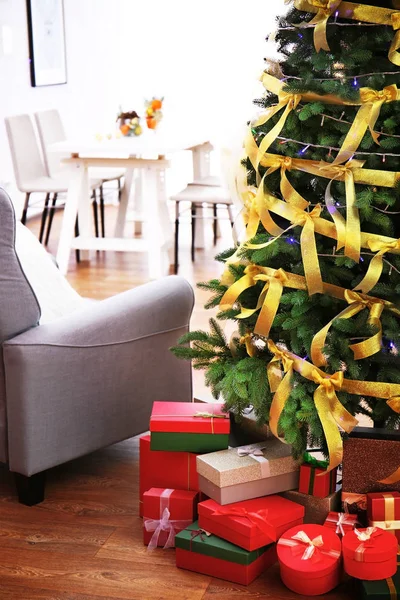 Beautiful decorated Christmas tree — Stock Photo, Image